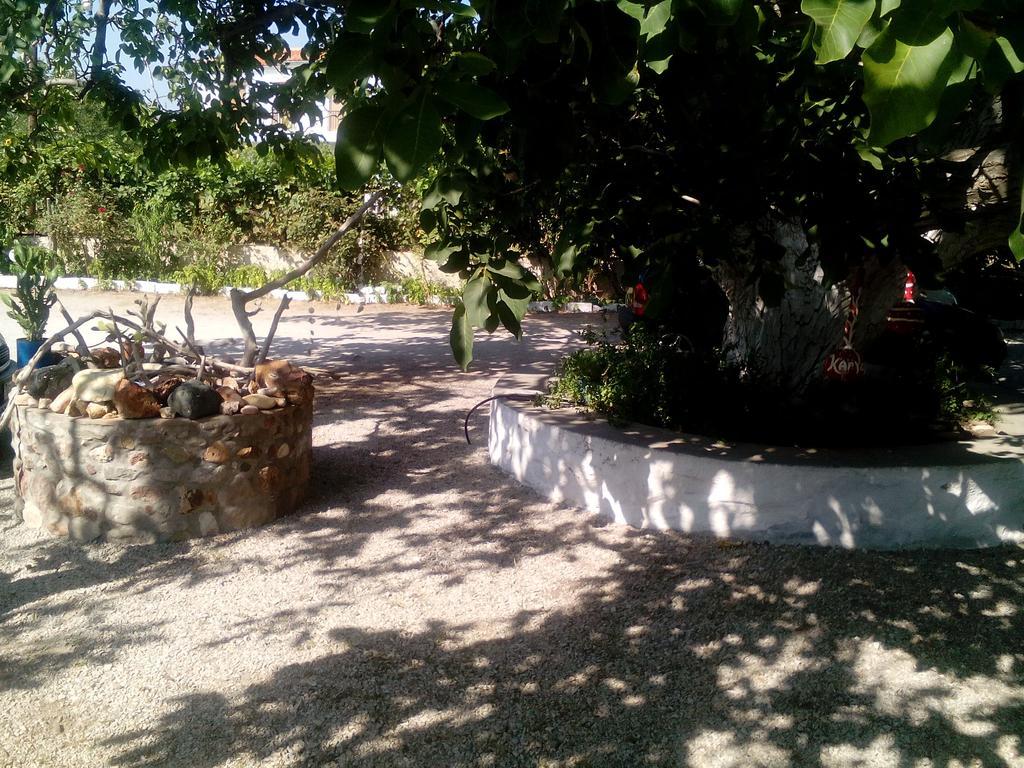 Guesthouse Karidia Skala Eresou Bagian luar foto